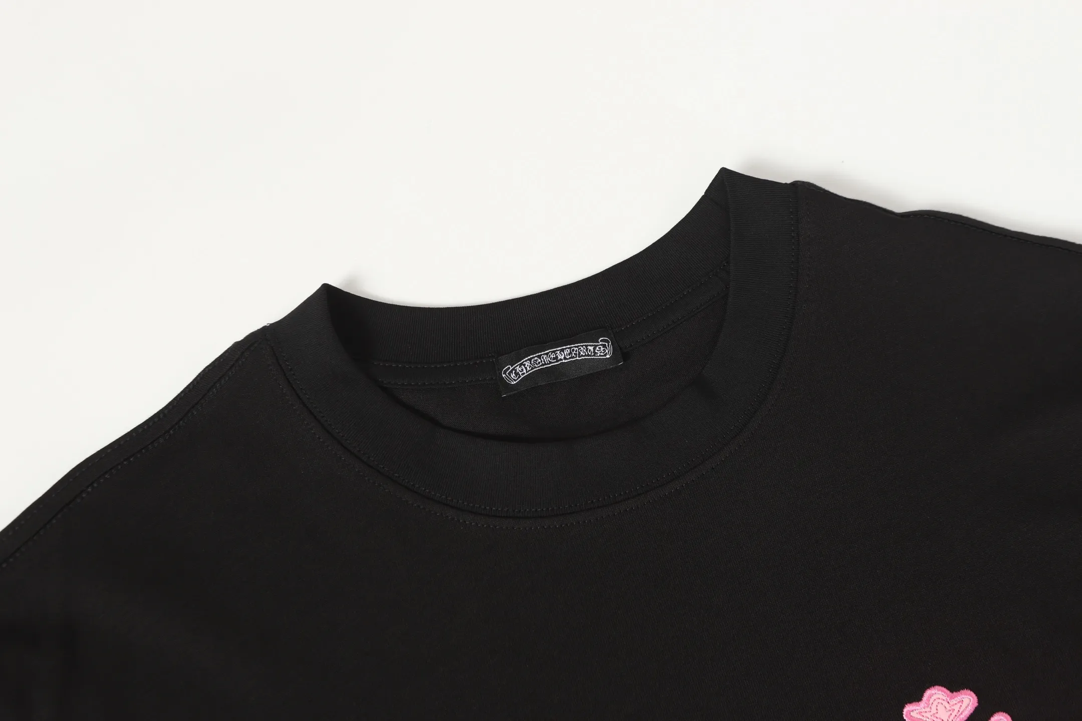 P160 Chrome Hearts CH Chrome Hearts Heavy Industry Horseshoe Sanskrit appliqué embroidered short-sleeved T-shirt. Use imported Tajima machine embroidery. Correct configuration. Black 2025 Chrome Hearts ZP packaging bag. 240 grams of custom-dyed double yarn cotton. Large version. Loose and stylish. Differentiated from low version, slim and long version with upper body and hip pull. 100% commitment: top quality. Not fast food. Highest version on the market. Top quality - different from ordinary versions on the market. If you care about quality. You must also respect the price. Absolutely zero after-sales service. The return rate so far is 0. It’s hard not to love the style. - 240g custom-dyed double yarn fabric. - Correct high-density main mark, washed tag, hand-sewn.